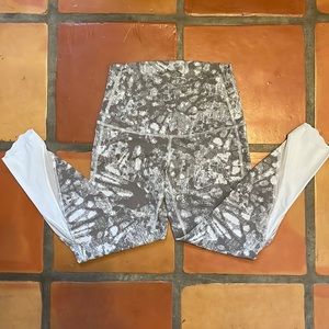 Lululemon Leggings. Grey & White abstract pattern. Size 6. LIKE-NEW CONDITION
